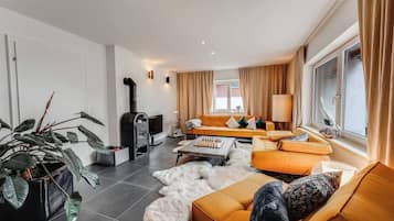 TV, fireplace, foosball, stereo