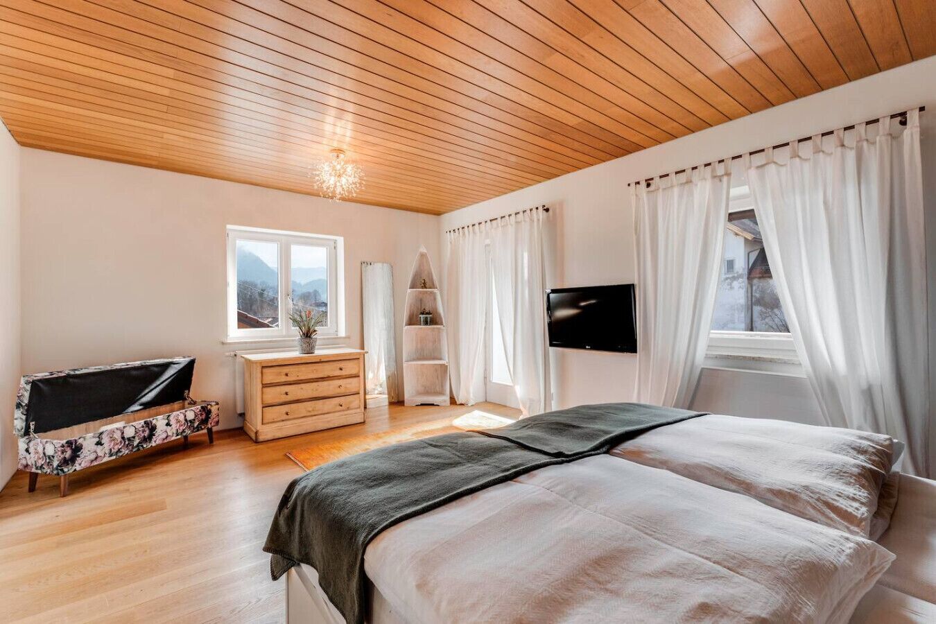 Een bureau, een strijkplank/strijkijzer, reisbedje, wifi