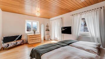 Een bureau, een strijkplank/strijkijzer, reisbedje, wifi