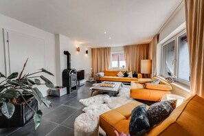 Una televisión, una chimenea, un futbolín, un reproductor estéreo