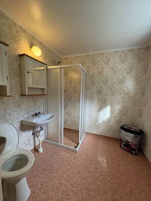 淋浴设施、毛巾、肥皂、卫生纸