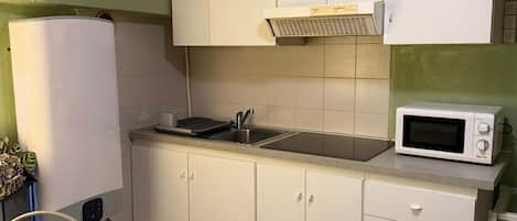 Micro-ondes, plaque de cuisson, cafetiĂšre/bouilloire