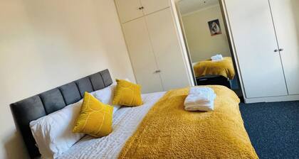 2 Bedroom House - Sleeps 4 - Free Parking, Wifi