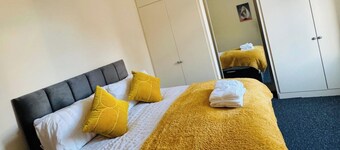 2 Bedroom House - Sleeps 4 - Free Parking, Wifi