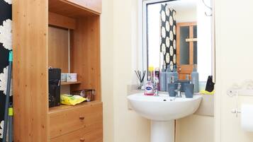 House | Bathroom | Deep soaking tub, free toiletries, hair dryer, towels