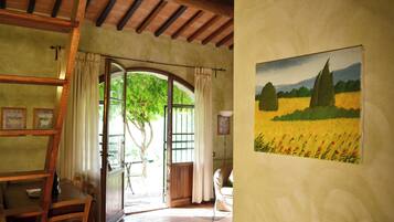 Appartement, uitzicht op heuvels | Woonruimte | Een televisie