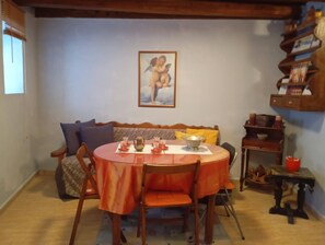 House, 2 Bedrooms, Smoking, Balcony | Dining room