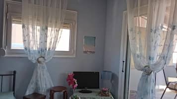 House, 2 Bedrooms, Smoking, Balcony | Living room