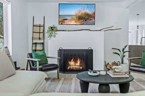 Smart TV, fireplace
