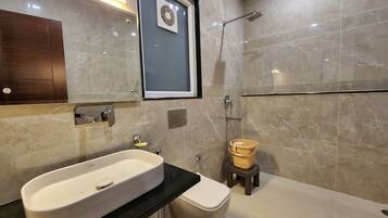 Chambre Familiale | Salle de bain | Articles de toilette gratuits, serviettes fournies, savon, shampoing
