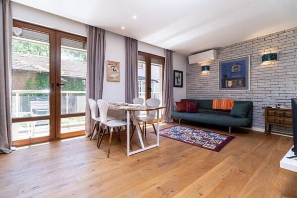 Smart-TV, Bücher, Stereoanlage