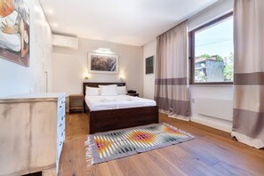 1 habitación, escritorio, tabla de planchar con plancha y cuna de viaje 