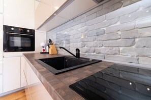 Refrigerador, horno, parrilla de estufa y cafetera y tetera 