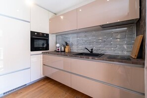 Fridge, oven, stovetop, coffee/tea maker