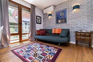 Smart TV, books, stereo