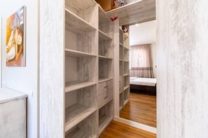 1 chambre, bureau, fer et planche à repasser, lit parapluie