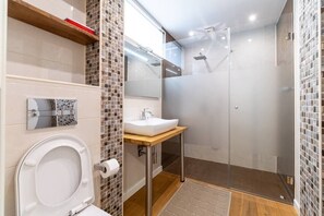 Kostenlose Toilettenartikel, Haartrockner, Handtücher