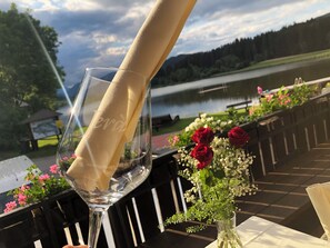 Outdoor dining - Nice room by the Lake (Mariahof)