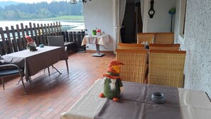 Outdoor dining - Nice room by the Lake (Mariahof)