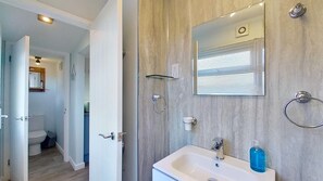 Shower, towels - D14 Ridgeway, Riviere Towans (Hayle)