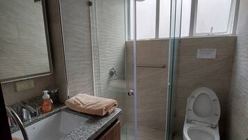 Douche, serviettes fournies, savon, papier toilette