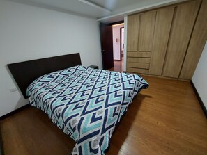 3 bedrooms, iron/ironing board, WiFi, bed sheets - New apartment, in the center of the city, elegant and very comfortable.  (Loja)