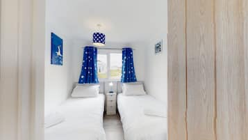2 bedrooms, iron/ironing board, internet, bed sheets