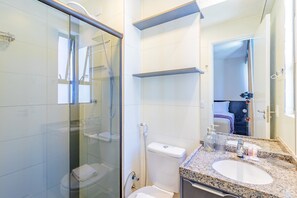 Deluxe Apartment | Bathroom | Shower, towels, toilet paper - Allure Boa Viagem por Carpediem (Recife)