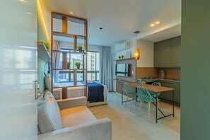 Classic Apartment | Living area | Smart TV - Allure Boa Viagem por Carpediem (Recife)