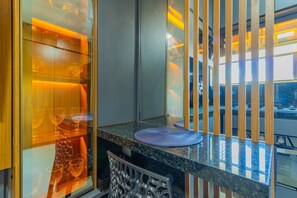 Ein modernes Badezimmer mit Glastrennwand, Marmorplatte und Waschbecken.