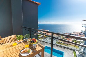 Unclassified image, 5 of 41, button