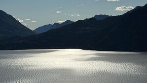 Un lac entouré de montagnes.