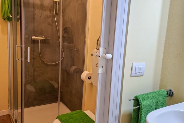 Doccia, asciugacapelli, bidet, shampoo
