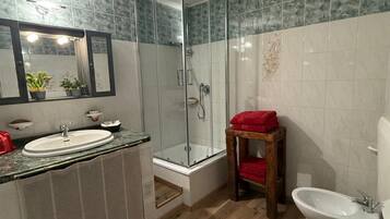 Doccia, asciugacapelli, bidet