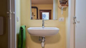 Een douche, een haardroger, een bidet, shampoo