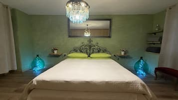 1 bedroom, bed sheets