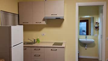 Mikrowelle, Herdplatte, Wasserkocher mit Kaffee-/Teezubehör