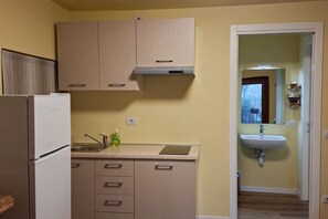 Four à micro-ondes, surface de cuisson, cafetière-théière