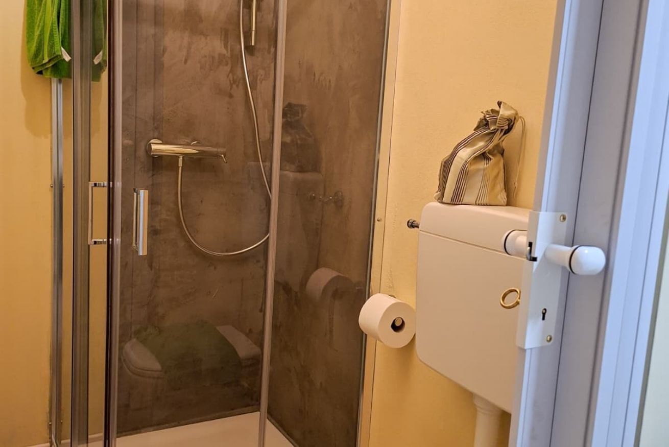 Douche, sèche-cheveux, bidet, shampoing
