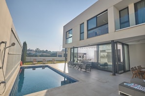 Una piscina al aire libre