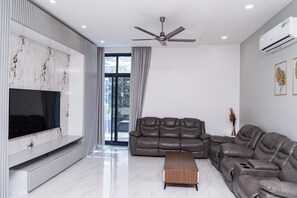 Smart TV, fireplace