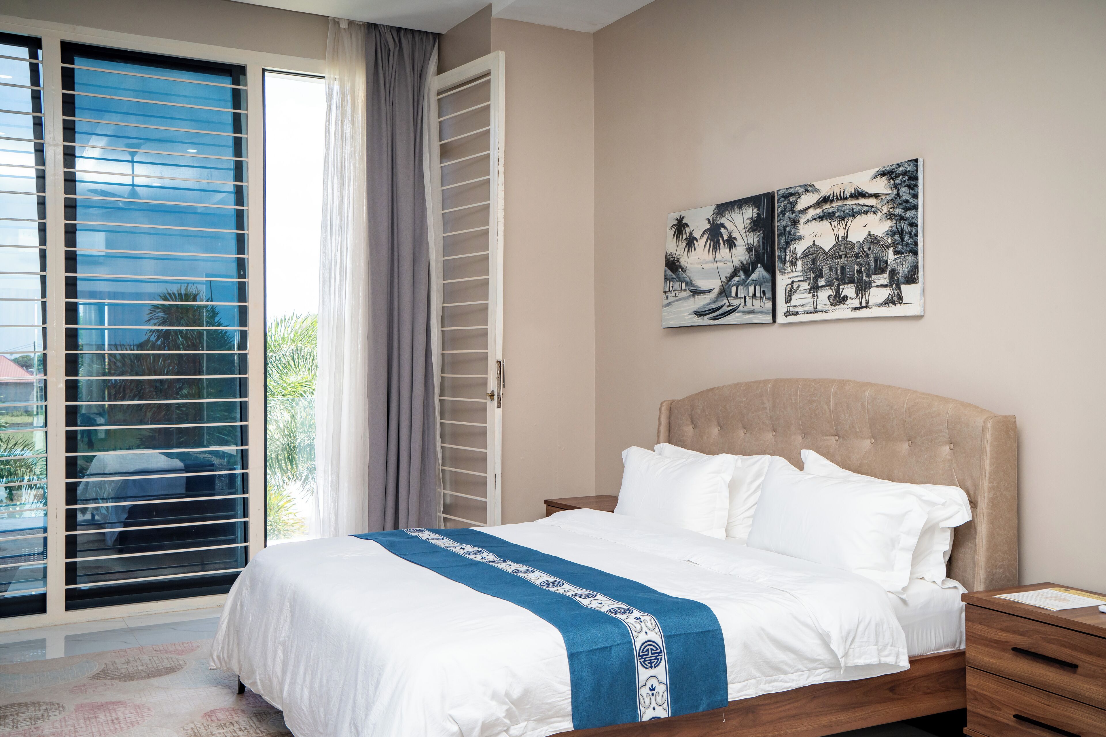 5 chambres, coffres-forts dans les chambres, bureau