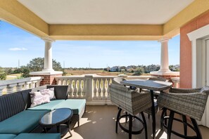 Outdoor dining - Beautiful Condo with Golf Course Views, Kids Bedroom and Near Attractions (Kissimmee)