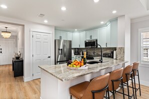 Geladeira, micro-ondas, fogão, cooktop