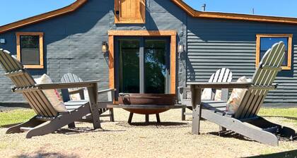 Charming 2BR Bunkhouse in the heart of the Texas Hill Country!