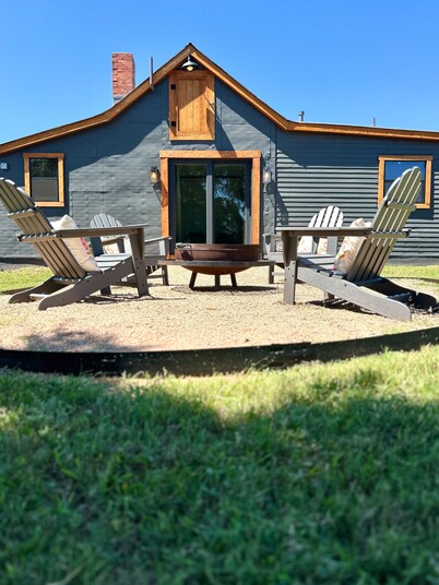 Charming 2BR Bunkhouse in the heart of the Texas Hill Country!