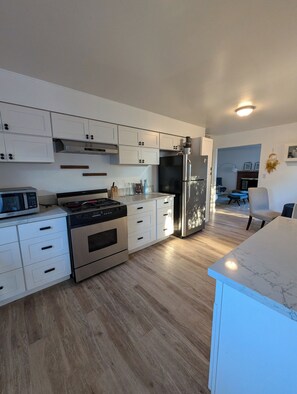 Paper towels - Venice beach home with huge fenced yard, hot tub, safe, quiet, parking
(Los Angeles)