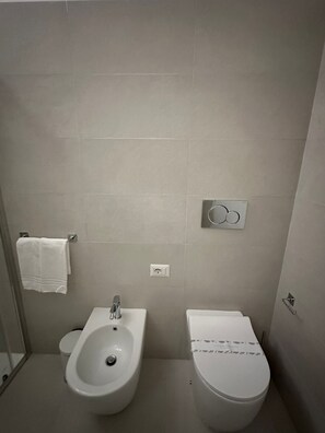 Dusche, Haartrockner, Bidet, Handtücher