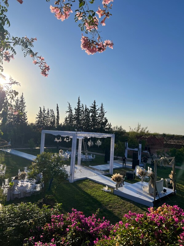 المنطقة المحيطة بالمنشأة