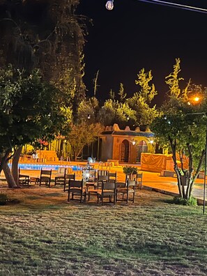 تناول الطعام بالخارج